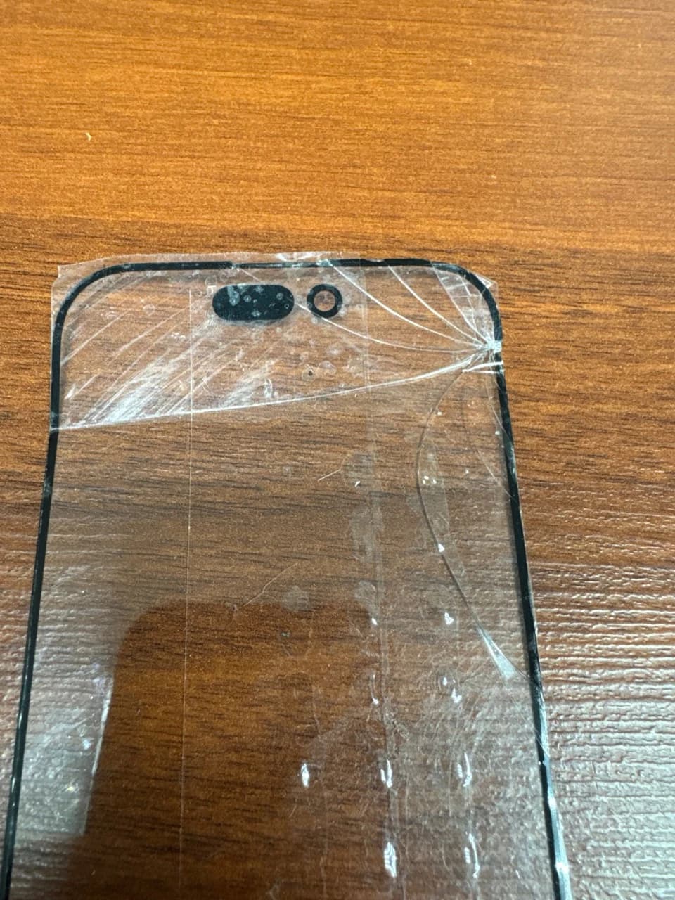 Снятое с iPhone 16 Pro стекло с трещинами крупным планом