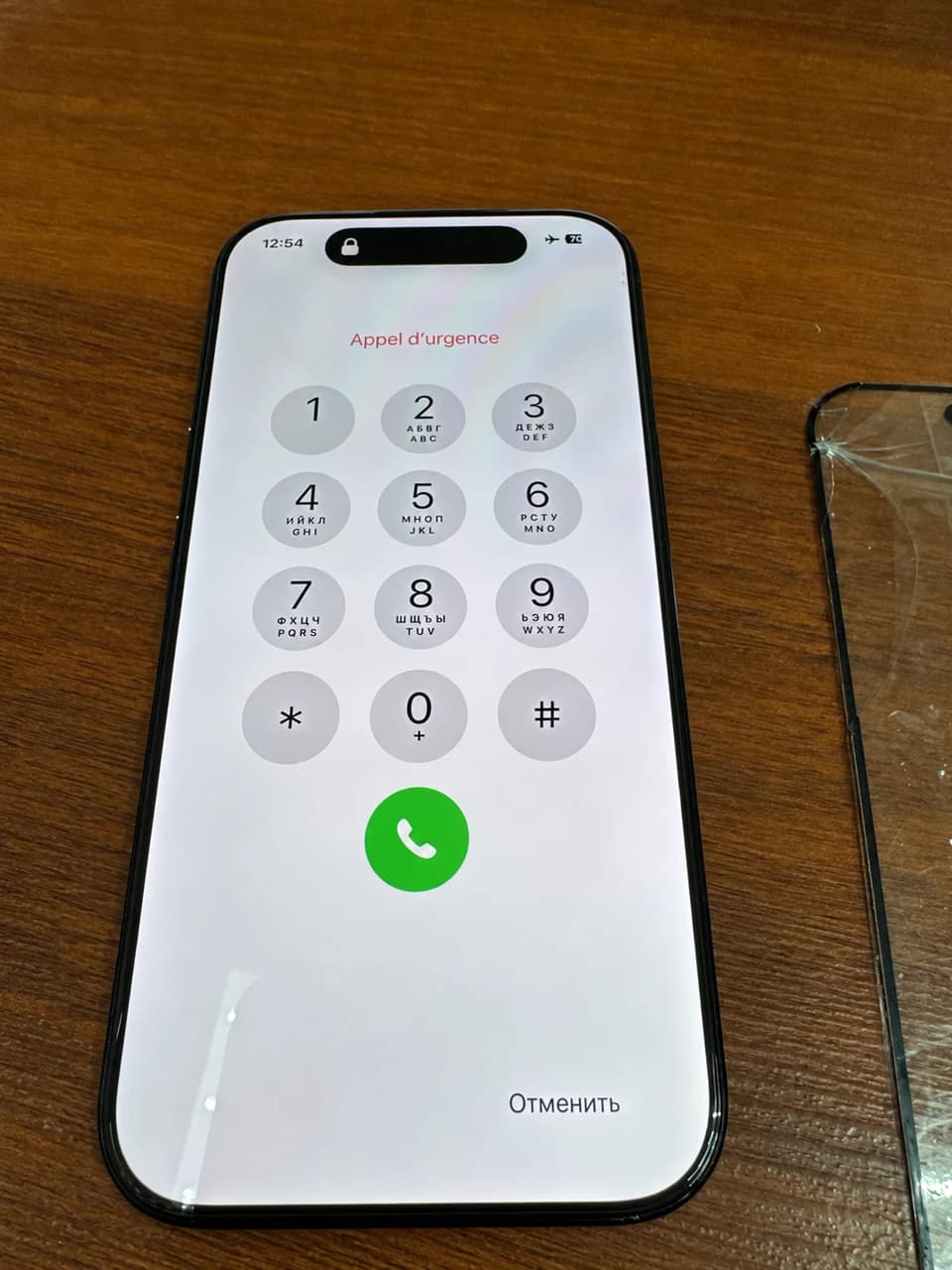 Включённый экран iPhone 16 Pro после замены стекла